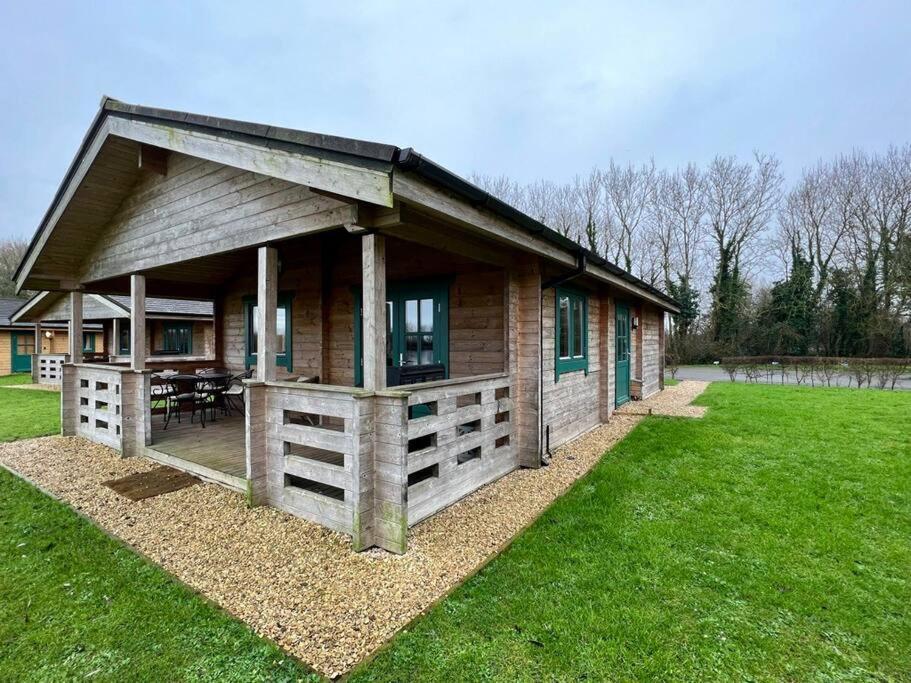 Lilly Lodge, Lake Pochard South Cerney Exterior photo