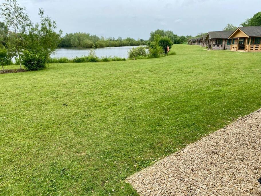 Lilly Lodge, Lake Pochard South Cerney Exterior photo