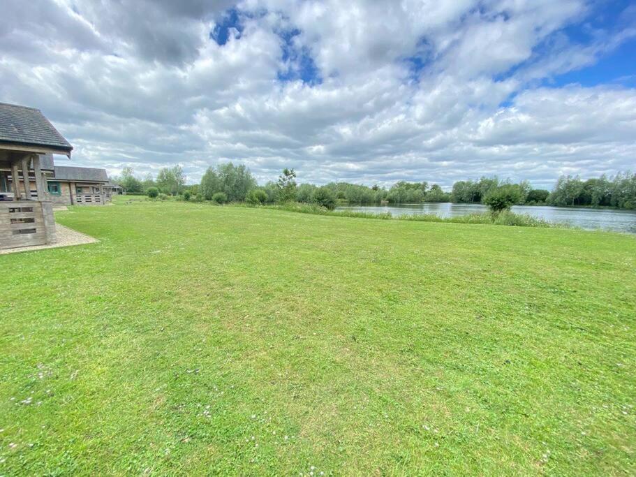 Lilly Lodge, Lake Pochard South Cerney Exterior photo